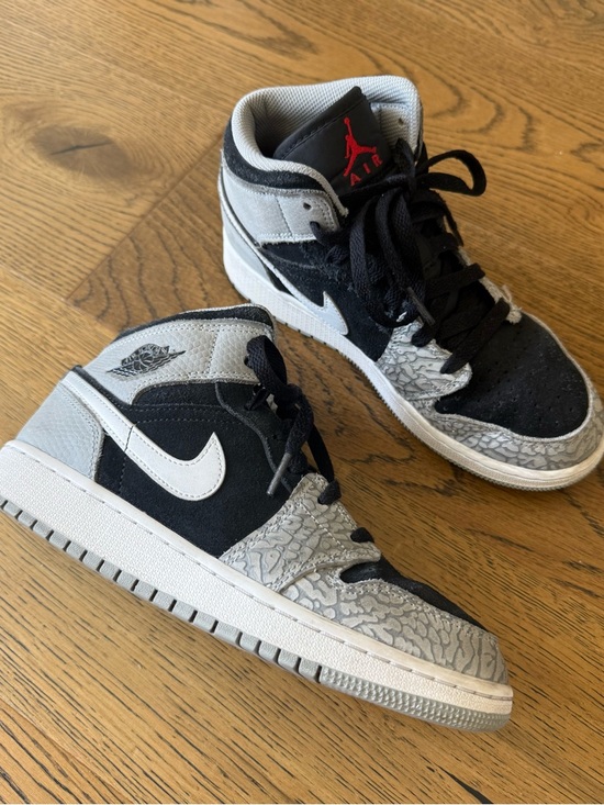 Jordan Other - Air Jordan 1 Mid SE kids size 5 (unisex)